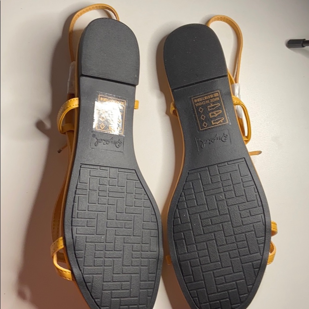Yellow sandals - Picture 3 of 3